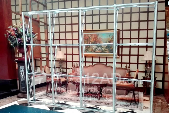 拉网展架——主龙骨卡位好竖立起来