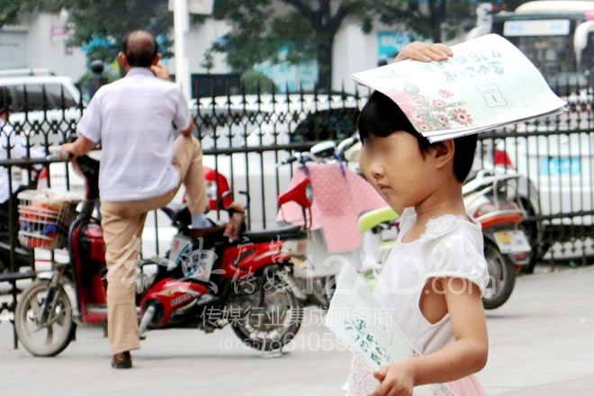   不良商家利小孩来派发传单